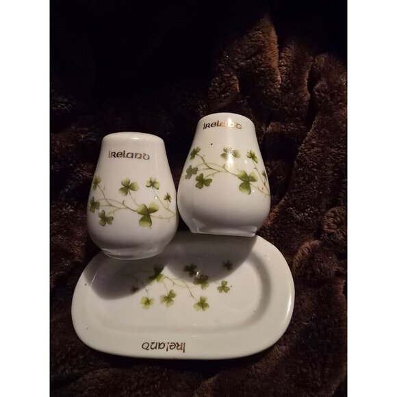 Vintage Ireland Shamrock Ceramic Salt & Pepper Shakers With Tray - Picture 2 of 2